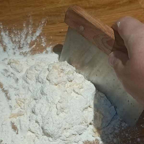 Dough scraper for pasta