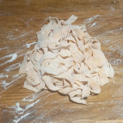 Adding flour to sliced homemade pasta