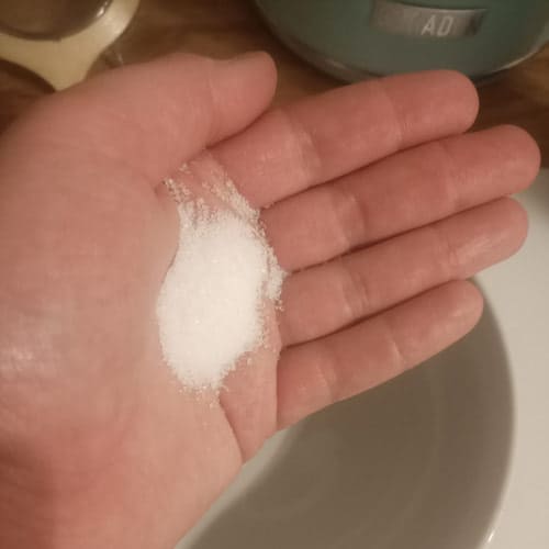 Measuring salt for pasta